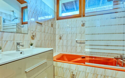 Le Hameau du Point du Jour: Idraulico Fixture, Pavimentazione, Interior Design, Bagno, Pavimento, Rubinetto, Vasca Da Bagno, Idraulico, Soffitto, Piastrella