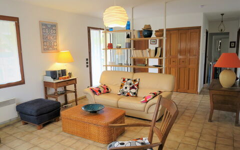 Caberal: Mobilia, Cornice, Tavolo, Divano, Costruzione, Interior Design, Legna, Televisione, Comfort, Lampada