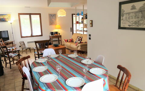 Caberal: Tavolo, Cornice, Mobilia, Proprietà, Sedia, Costruzione, Tessile, Interior Design, Tovaglia, Lampada