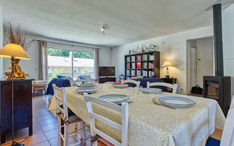 Mimosa: Mobilia, Tavolo, Sedia, Interior Design, Legna, Lampada, Costruzione, Pavimento, Immobiliare, Pavimentazione