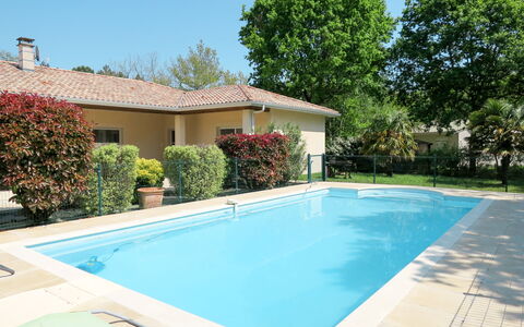 Eugénie: Acqua, Pianta, Proprietà, Cielo, Piscina, Azzurro, Costruzione, Shade, Albero, Rettangolo