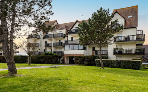 Cabourg 450: Acqua, Cielo, Costruzione, Pianta, Nube, Proprietà, Azzurro, Piscina, Albero, Architettura