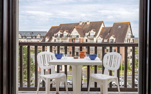 Cabourg 450: Acqua, Cielo, Costruzione, Pianta, Nube, Proprietà, Azzurro, Piscina, Albero, Architettura