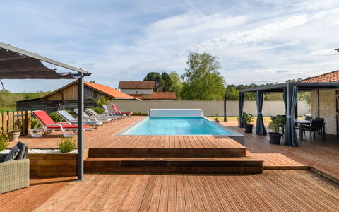 Petrocq: Cielo, Nube, Pianta, Piscina, Legna, Shade, Sedia, Costruzione, Lettino, Mobili Da Esterno