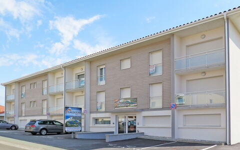 Vieux-Boucau 612: Cielo, Ruota, Nube, Proprietà, Costruzione, Finestra, Auto, Veicolo, Casa