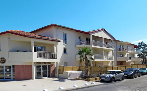 Vieux-Boucau 623: Cielo, Costruzione, Finestra, Auto, Ruota, Veicolo, Casa, Albero, Urban Design