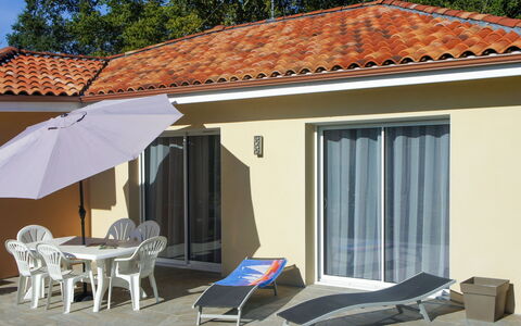 Carraou: Costruzione, Bianca, Finestra, Pianta, Azzurro, Shade, Casa, Mobili Da Esterno, Architettura, Lettino