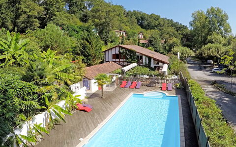 La Bastide Clairence 617: Acqua, Cielo, Pianta, Costruzione, Proprietà, Nube, Albero, Casa, Piscina, Tempo Libero