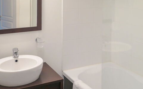 Parentis en Born 665: Specchio, Lavello, Mobilia, Proprietà, Idraulico Fixture, Rubinetto, Lavandino Del Bagno, Vasca Da Bagno, Bagno, Rettangolo