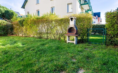 Cabourg 550: Verde, Arbusto, Casa, Zona Residenziale, Casa, Giardino, Lotto, Prato, Villetta, Backyard