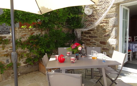 La Pailloussette: Tavolo, Mobilia, Fiore, Pianta, Costruzione, Vaso Di Fiori, Sedia, Tavolo Esterno, Shade, Mobili Da Esterno