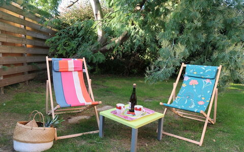 Le Chalet: Pianta, Mobilia, Verde, Mobili Da Esterno, Albero, Shade, Erba, Tavolo Esterno, Tempo Libero, Ricreazione