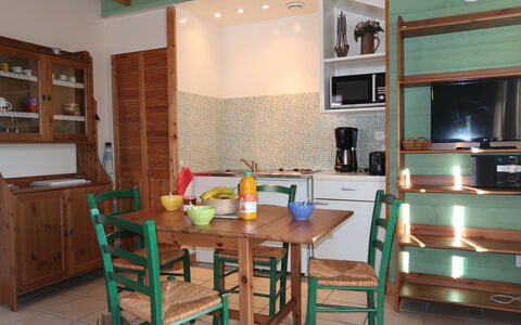 Le Chalet: Mobilia, Cabinetry, Tavolo, Casa, Legna, Costruzione, Sedia, Cucina, Elettrodomestico, Pavimentazione