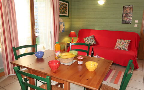 Le Chalet: Tavolo, Mobilia, Proprietà, Sedia, Divano, Legna, Tenda, Tessile, Finestra, Arancia