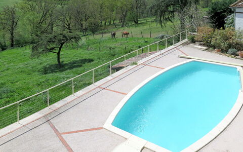 Lacapelle: Acqua, Pianta, Albero, Piscina, Tavolo, Costruzione, Rettangolo, Mobili Da Esterno, Sedia, Shade