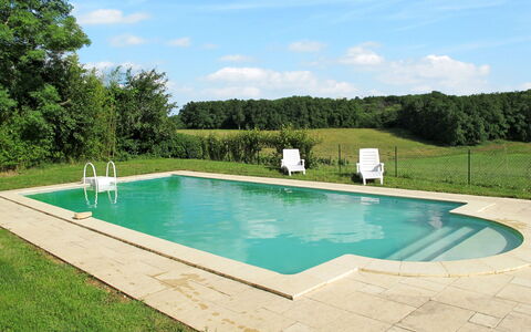 Le Mas de Serre: Acqua, Nube, Proprietà, Piscina, Cielo, Rettangolo, Shade, Albero, Erba, Materiale Composito