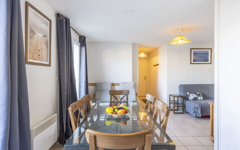 Cabourg 595: Tavolo, Proprietà, Mobilia, Cornice, Azzurro, Sedia, Legna, Interior Design, Pavimento, Giallo