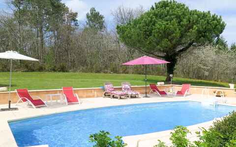 Le Coustal: Acqua, Nube, Pianta, Proprietà, Cielo, Piscina, Shade, Mobili Da Esterno, Albero, Lettino