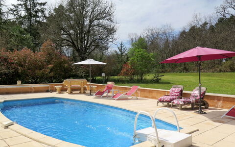 Le Coustal: Acqua, Cielo, Nube, Proprietà, Pianta, Piscina, Mobili Da Esterno, Albero, Shade, Sedia
