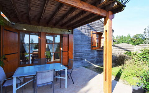 Madaillan: Pianta, Tavolo, Legna, Interior Design, Villetta, Shade, Tempo Libero, Albero, Sedia, Cielo