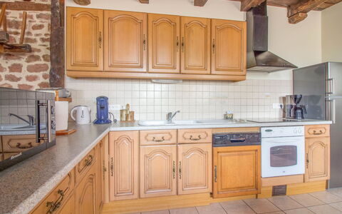 La Salesse: Marrone, Cabinetry, Controsoffitto, Proprietà, Costruzione, Lavello, Rubinetto, Lavandino Della Cucina, Cucina, Legna