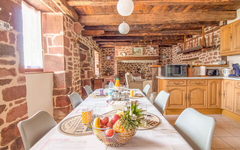 La Salesse: Tavolo, Proprietà, Mobilia, Sedia, Interior Design, Illuminazione, Legna, Cabinetry, Soggiorno, Pavimento