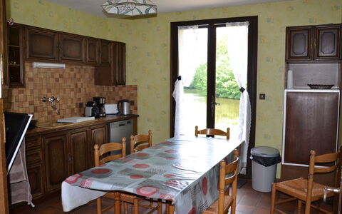 Marchives: Tavolo, Mobilia, Cabinetry, Proprietà, Controsoffitto, Sedia, Elettrodomestico Da Cucina, Legna, Illuminazione, Cucina