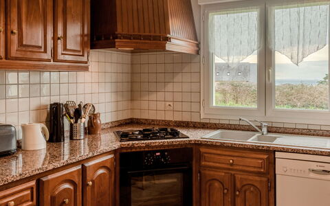 La Jolie Vague: Marrone, Cabinetry, Controsoffitto, Proprietà, Costruzione, Finestra, Cucina, Legna, Cucina Stufa, Cassetto