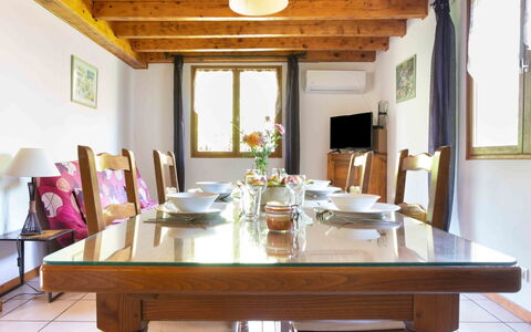 Les Galets: Tavolo, Mobilia, Proprietà, Finestra, Sedia, Illuminazione, Interior Design, Costruzione, Legna, Pavimento