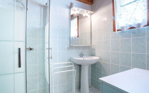 Les Galets: Specchio, Rubinetto, Lavello, Idraulico Fixture, Lavandino Del Bagno, Bagno, Viola, Interior Design, Pavimento, Parete