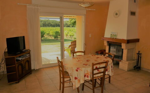 La Cardeline: Tavolo, Mobilia, Cabinetry, Sedia, Legna, Interior Design, Pavimento, Costruzione, Pavimentazione, Latifoglie