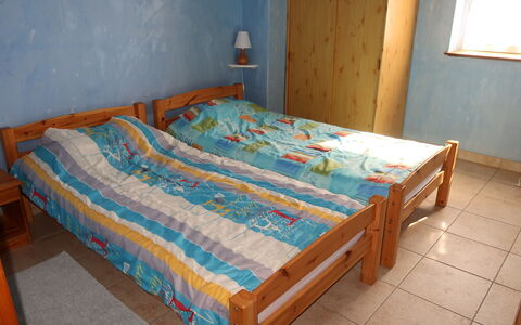 La Cardeline: Mobilia, Costruzione, Comfort, Azzurro, Legna, Telaio Del Letto, Tessile, Letto, Interior Design, Pavimento