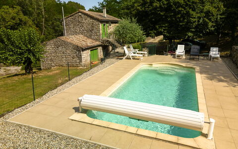 Le Moulin: Acqua, Costruzione, Pianta, Piscina, Albero, Mobili Da Esterno, Cielo, Rettangolo, Shade, Legna