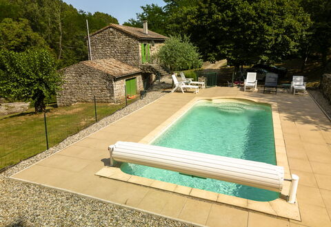 Le Moulin: Acqua, Costruzione, Pianta, Piscina, Albero, Mobili Da Esterno, Cielo, Rettangolo, Shade, Legna