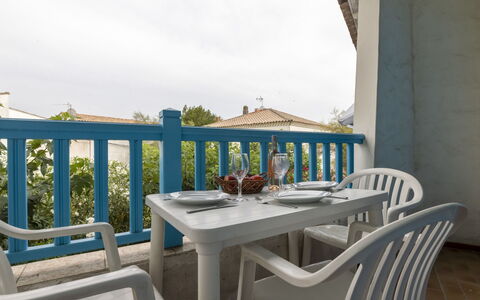 Soleil Camarguais: Tavolo, Cielo, Mobilia, Sedia, Costruzione, Mobili Da Esterno, Nube, Legna, Interior Design, Tavolo Esterno