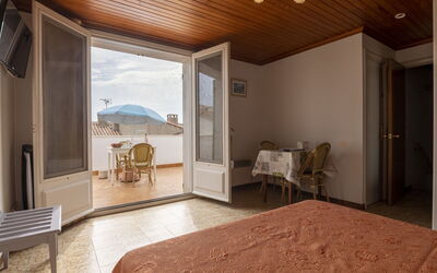 Le Soleil Camarguais 604.3: Proprietà, Mobilia, Legna, Comfort, Costruzione, Pavimento, Porta, Pavimentazione, Soggiorno, Latifoglie