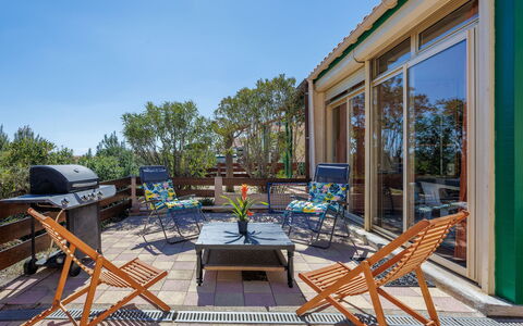 Petite Cigale: Cielo, Legna, Sedia, Shade, Mobili Da Esterno, Albero, Piscina, Villetta, Tempo Libero, Paesaggio