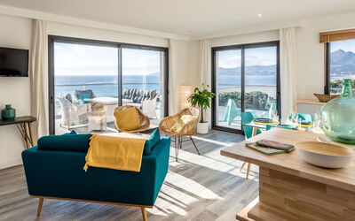 La Palangre 631.2: Mobilia, Blu, Finestra, Azzurro, Comfort, Legna, Tavolo, Interior Design, Pavimento, Soggiorno