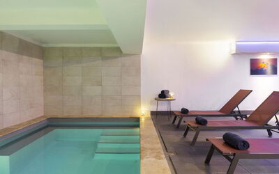 Les Menuires 652: Tavolo, Legna, Pavimentazione, Pavimento, Tempo Libero, Piscina, Costruzione, Immobiliare, Materiale Composito, Latifoglie