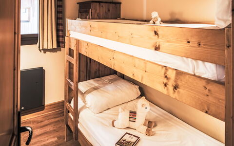 Les Menuires 654: Legna, Camera Da Letto, Letto, Interior Design, Pavimentazione, Pavimento, Lenzuolo, Bedding, Mobilia, Color Legno