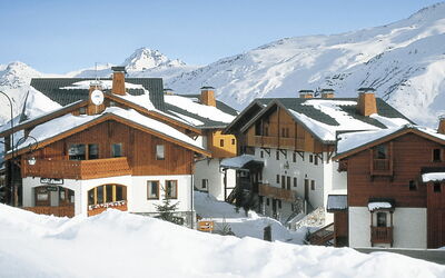 Les Menuires 654: Neve, Inverno, Casa, Proprietà, Montagna, Casa, Paesino Di Montagna, Hill Station, Catena Montuosa, Tetto