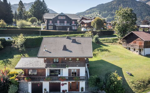 Morzine 604: Pianta, Costruzione, Cielo, Proprietà, Finestra, Natura, Casa, Albero, Lotto, Highland