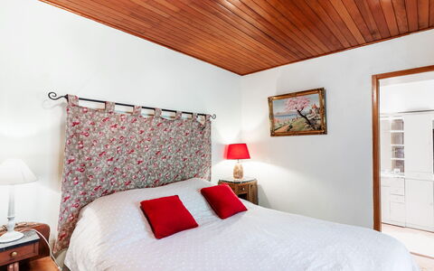 L'Isle sur la Sorgue: Costruzione, Mobilia, Proprietà, Comfort, Legna, Telaio Del Letto, Interior Design, Letto, Cuscino, Pavimentazione