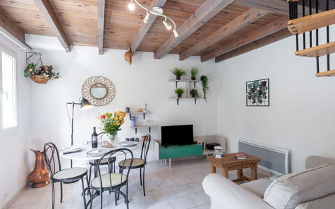 La Maisonnette: Tavolo, Mobilia, Divano, Proprietà, Costruzione, Cornice, Pianta Della Casa, Pianta, Interior Design, Soggiorno