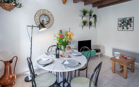 La Maisonnette: Tavolo, Pianta, Mobilia, Proprietà, Bianca, Verde, Sedia, Pianta Della Casa, Vaso Di Fiori, Legna