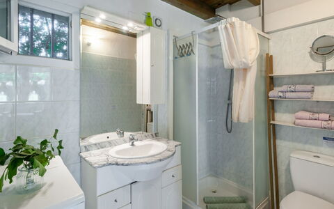 La Maisonnette: Specchio, Rubinetto, Idraulico Fixture, Lavello, Proprietà, Mobiletto Del Bagno, Pianta, Lavandino Del Bagno, Cabinetry, Bagno