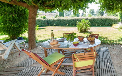 La Maisonnette: Pianta, Tavolo, Mobilia, Sedia, Mobili Da Esterno, Albero, Tavolo Esterno, Legna, Shade, Vaso Di Fiori