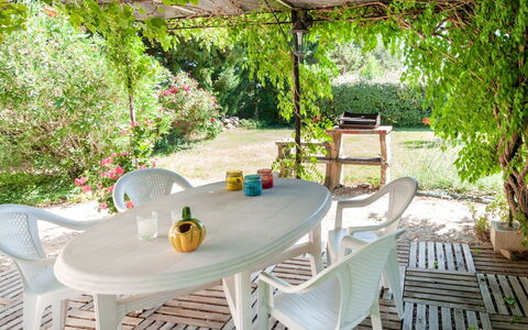 La Maisonnette: Tavolo, Mobilia, Pianta, Proprietà, Sedia, Tavolo Esterno, Mobili Da Esterno, Interior Design, Legna, Immobiliare