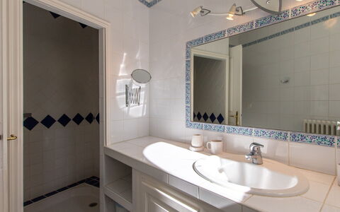 Les Amandiers: Specchio, Rubinetto, Lavello, Lavandino Del Bagno, Idraulico Fixture, Proprietà, Bagno, Mobiletto Del Bagno, Interior Design, Illuminazione
