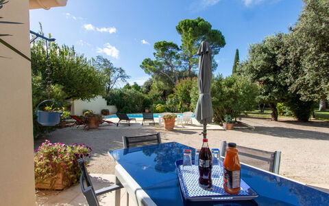 Les Amandiers: Cielo, Nube, Tavolo, Pianta, Proprietà, Mobilia, Sedia, Tavola, Albero, Vaso Di Fiori